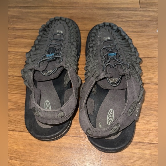 KEEN UNEEK Men’s Size 12 M Classic 2 Rope Cord Sandals Dark Grey Magnet / Black - Picture 2 of 15